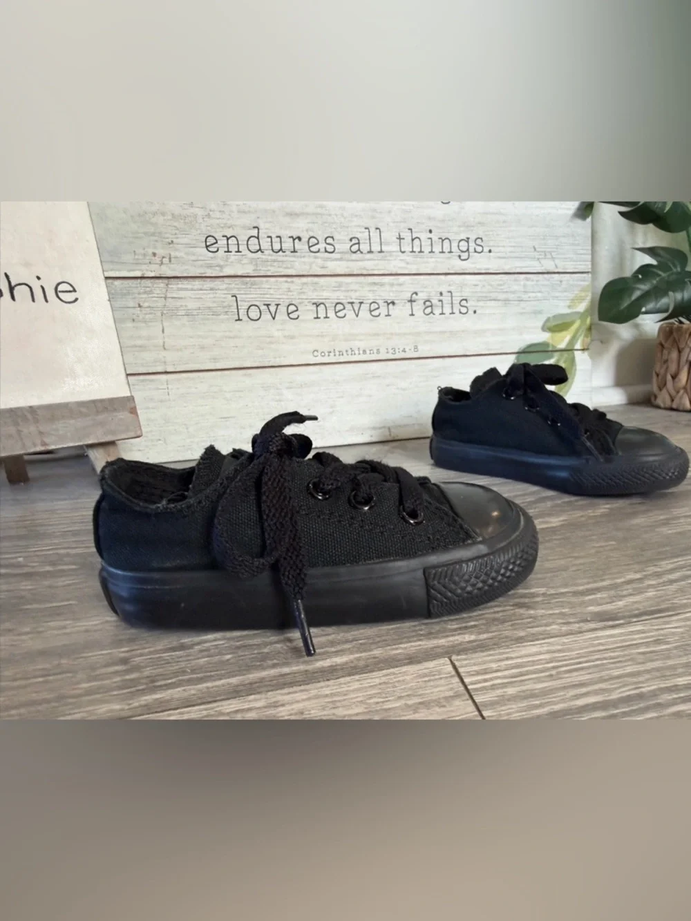 Converse‎ Kids Black Canvas Chucks Low Top Lace Up Sneakers in Black. 5C